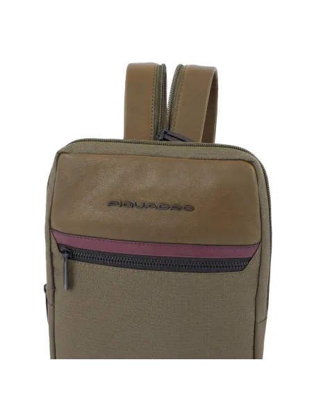 Piquadro Keith Querträgertasche aus recyceltem Stoff grün