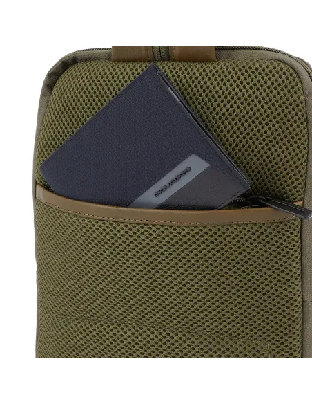 Piquadro Keith Querträgertasche aus recyceltem Stoff grün