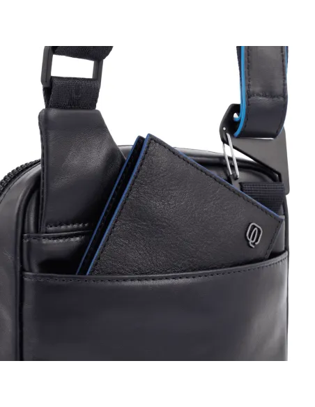 Piquadro B2 Revamp Umhängetasche mit iPad®mini-Fach blau