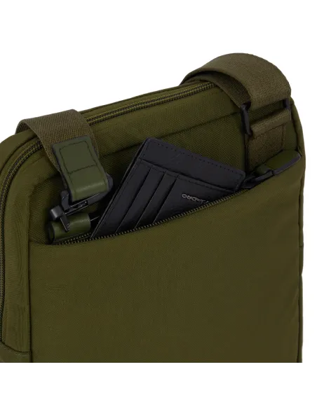 Piquadro P16 Special Umhängetasche aus rezykliertem Stoff mit iPad®-Fach, grün