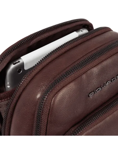Piquadro Carl iPad®mini Umhängetasche mit zwei Fächern, braun