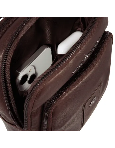 Piquadro Carl iPad®mini Umhängetasche mit zwei Fächern, braun
