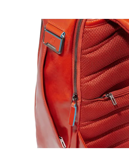Zaino in pelle da viaggio porta pc da 14 Piquadro Blue Square, arancio