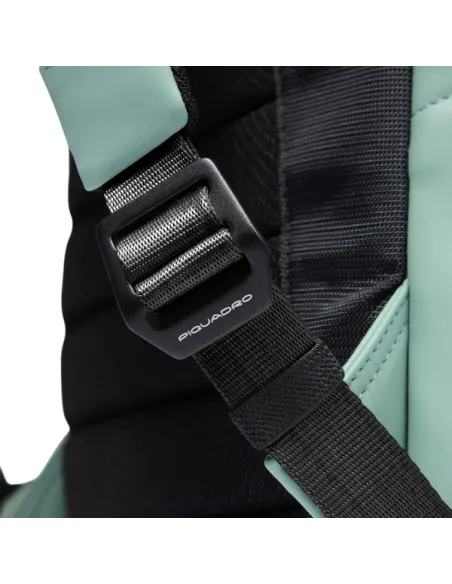 Zaino porta pc da 15,6 a due scomparti con cinghia pettorale Piquadro C2OW, verde acqua