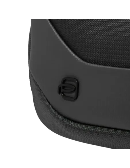 Piquadro erweiterbare Gürteltasche aus recyceltem Stoff, schwarz