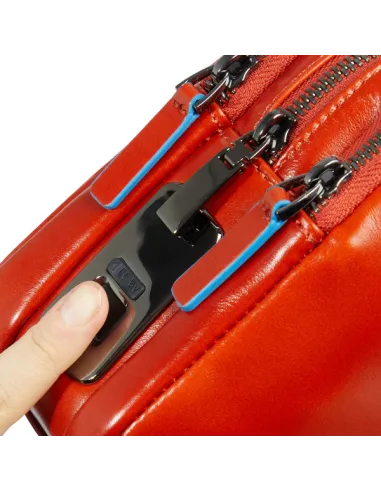 Pochette uomo con chiusura a impronta...