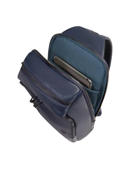 Piquadro Sling-Rucksack aus Leder mit iPad RFID Schutz und personalisierbarem Tag, blau