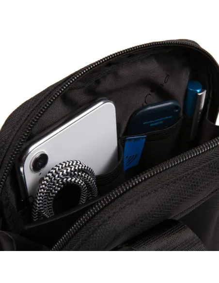 Borsello compatto in tessuto riciclato Piquadro Trakai, nero