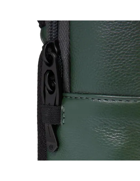 Zaino monospalla in pelle porta iPad® con sistema di sicurezza antifurto Piquadro Russel, verde