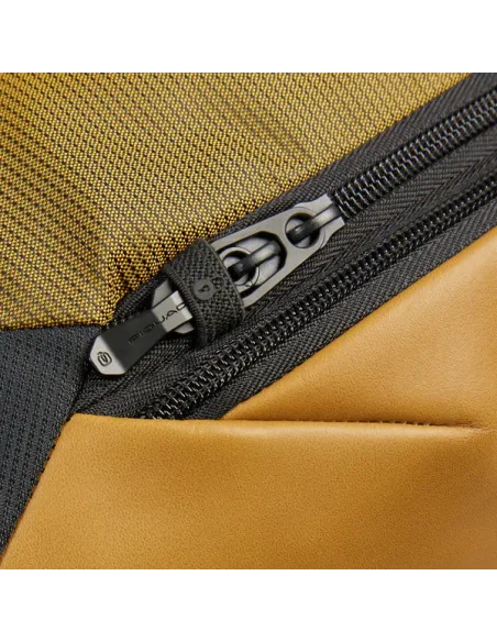 Zaino da viaggio porta PC da 15,6 in  tessuto e pelle vegana Piquadro, miele
