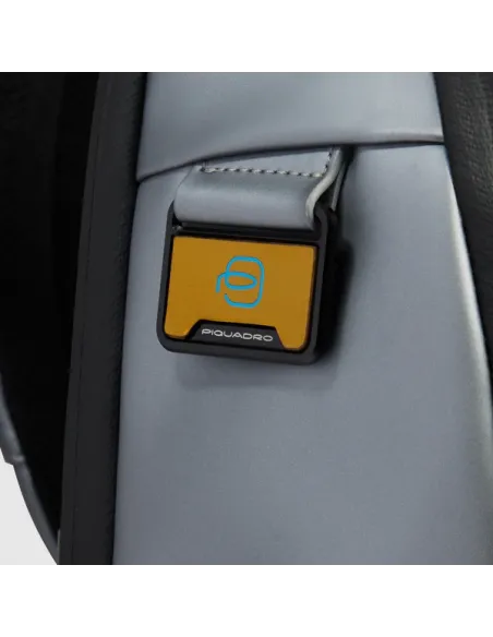Zaino porta pc da 15,6 a due scomparti con cinghia pettorale Piquadro C2OW, silver