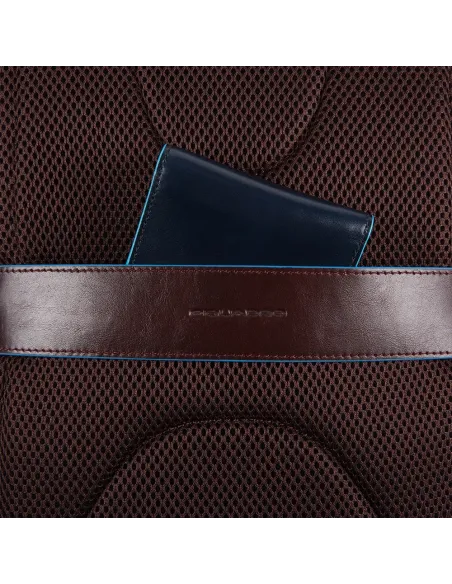 Flacher Rucksack aus Leder Blue Square Revamp, dunkel braun